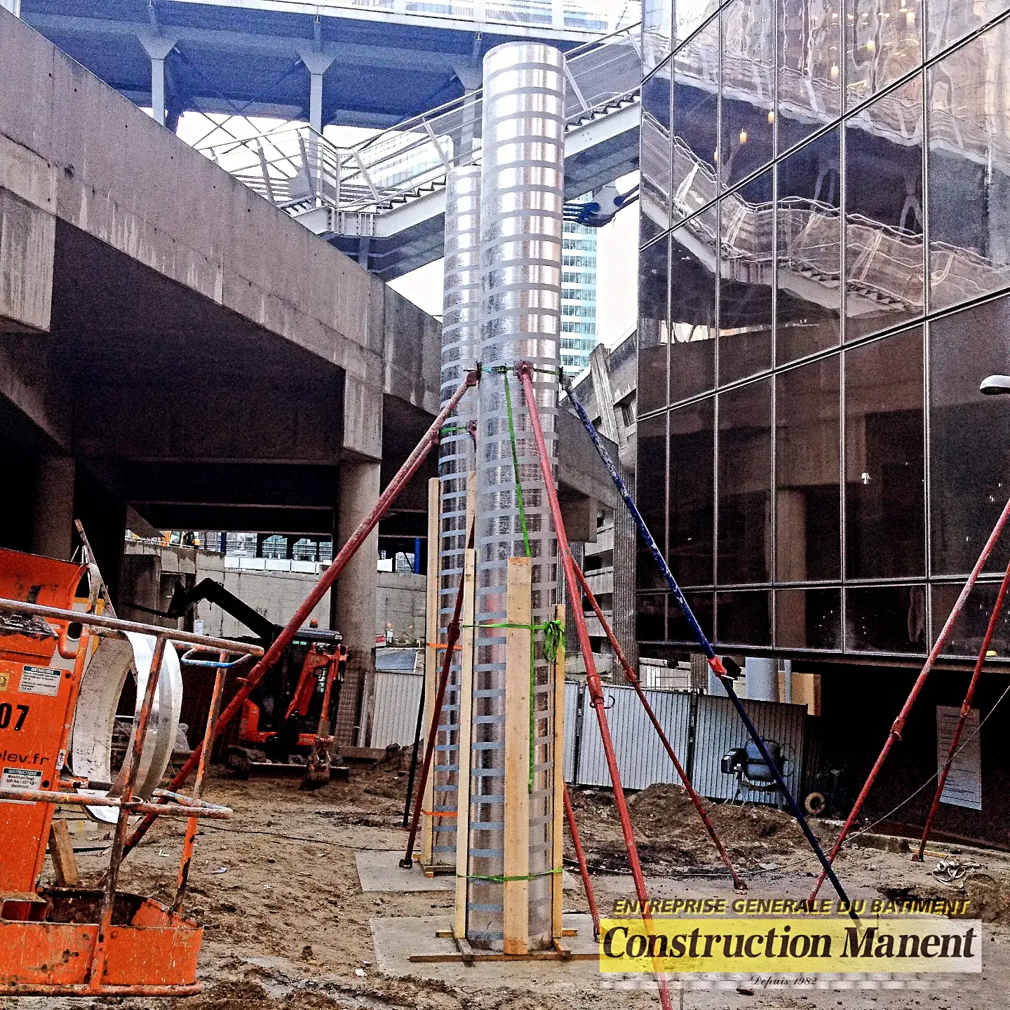 Poteau béton et appuis de la passerelle du bâtiment Manhattan