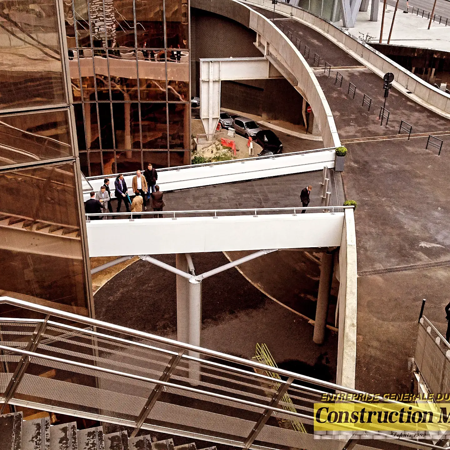 Vue d’ensemble de la passerelle du bâtiment Manhattan à La Défense