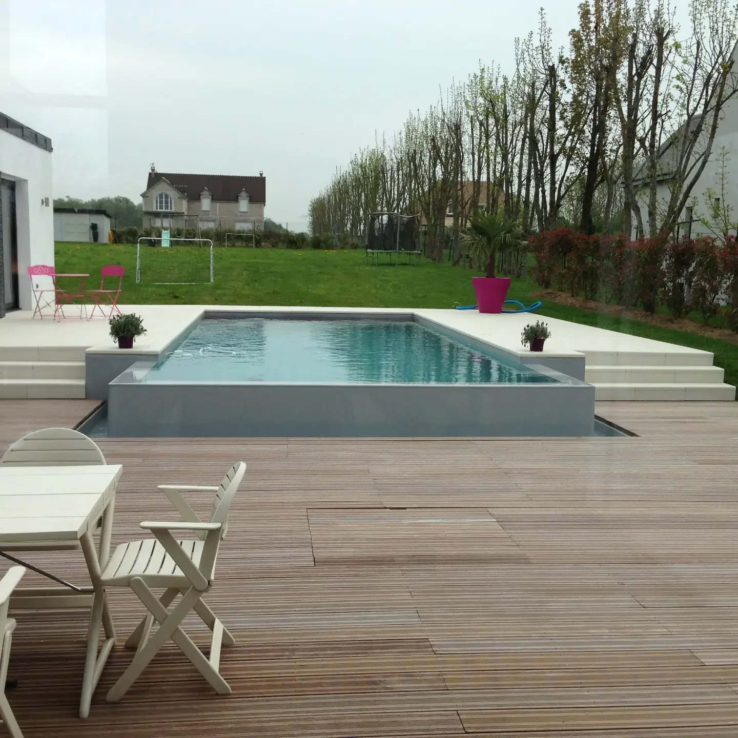 Piscine à débordement terminée en Île-de-France