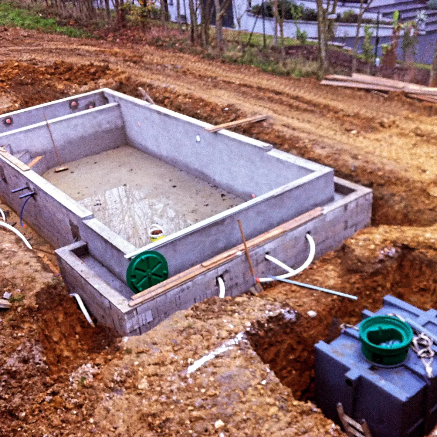 Bassin et réseaux pendant la construction de la piscine à débordement