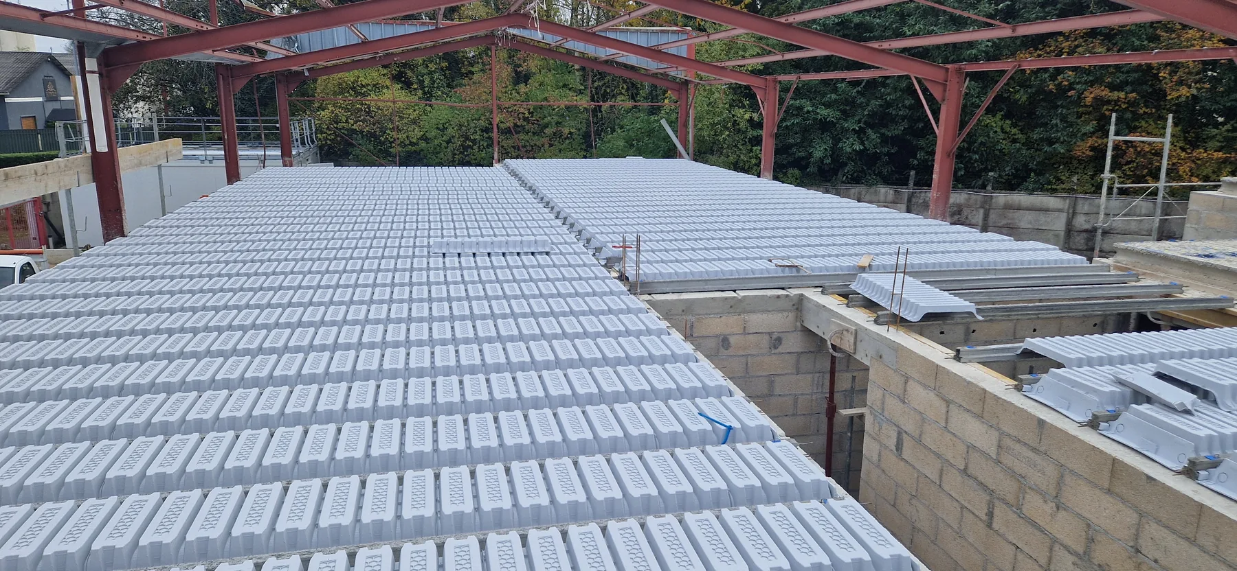 Plancher collaborant et structure acier avant coulage du béton