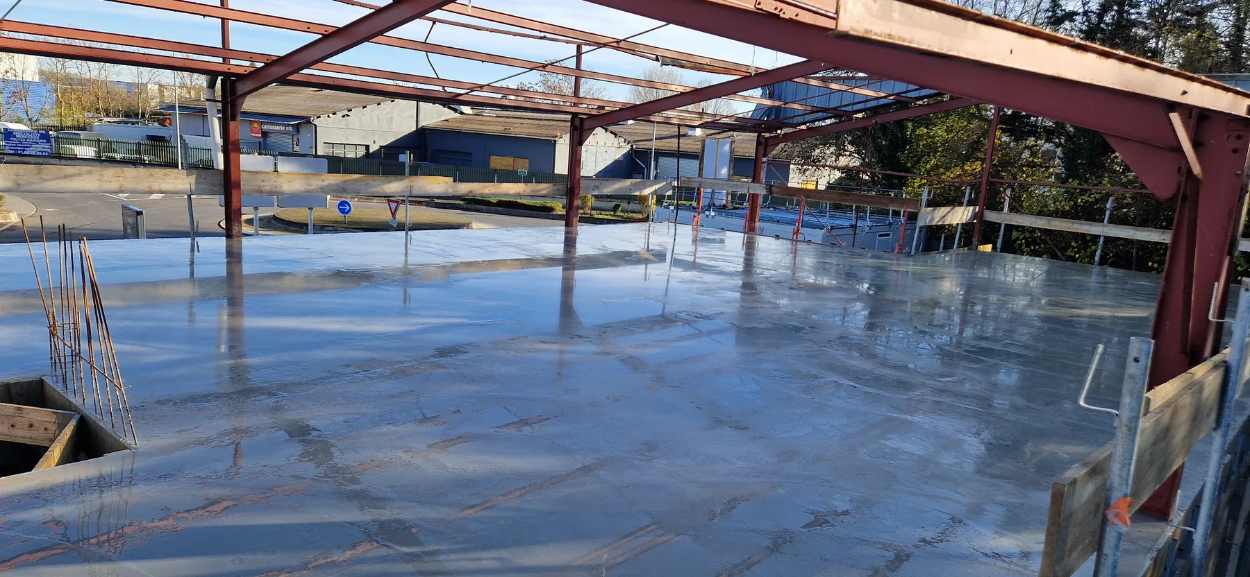 Dalle béton réalisée dans la structure métallique du bâtiment