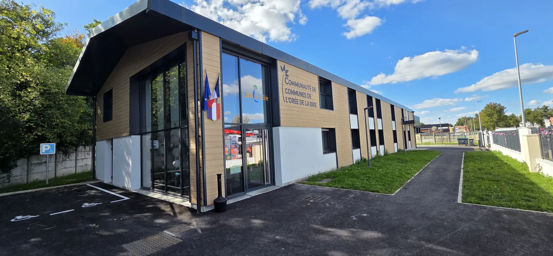 Façade et aménagements extérieurs du siège de l’Orée de la Brie après travaux