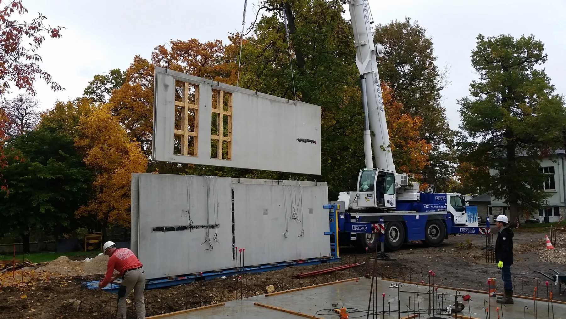 Levage de murs préfabriqués sur le chantier des laboratoires