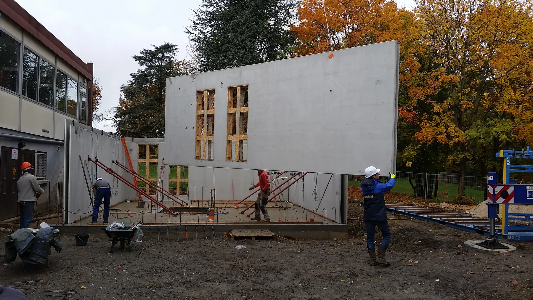 Mise en place d’un mur préfabriqué pour les laboratoires à Brunoy