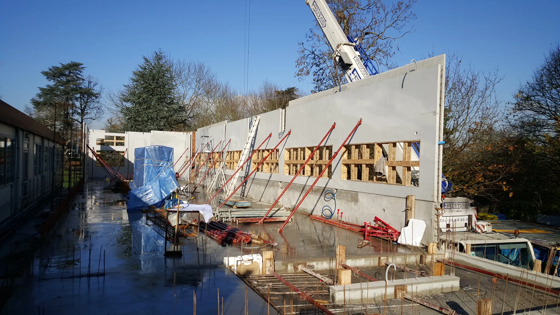 Montage des élévations et du plancher des laboratoires