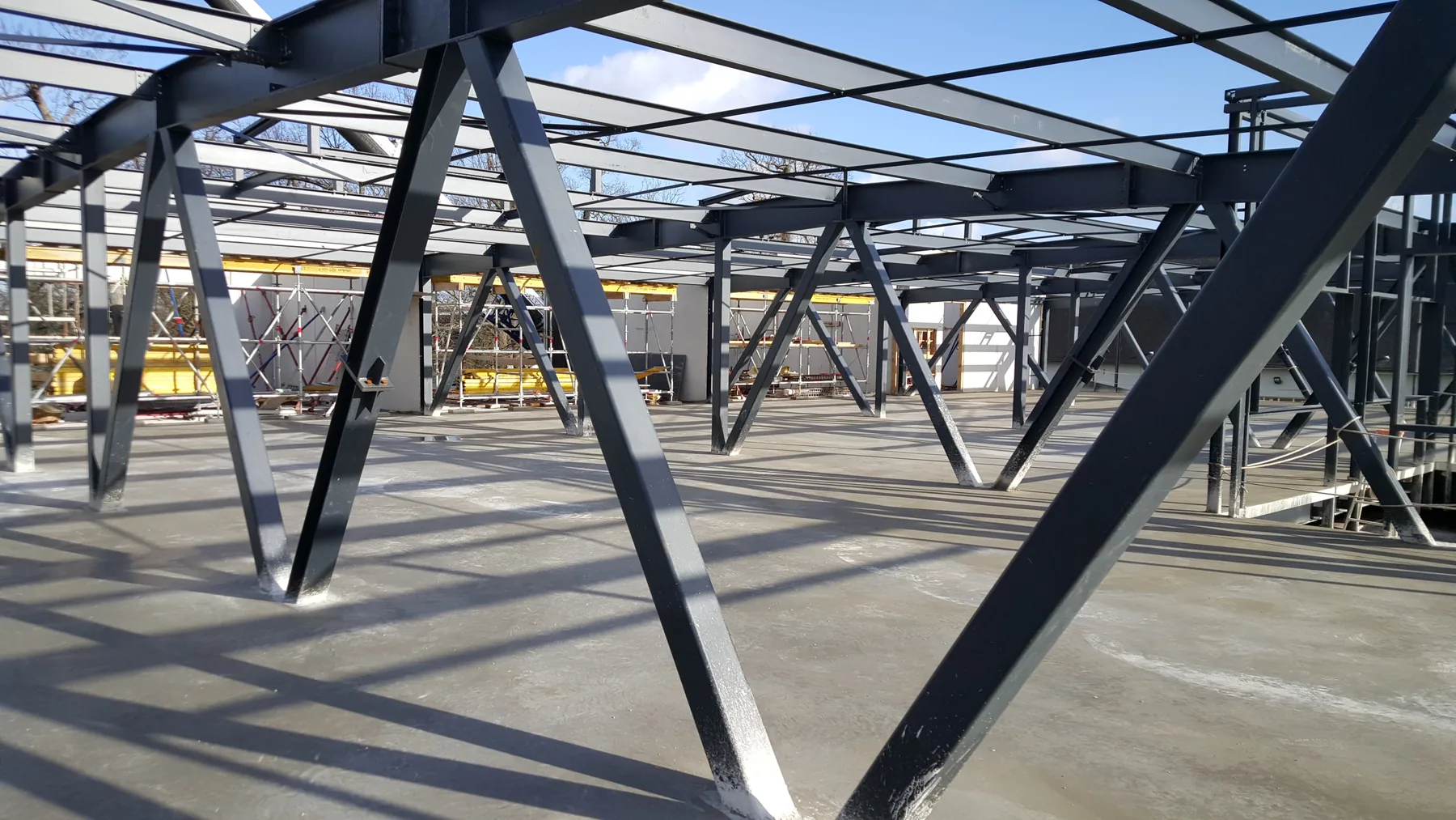 Structure métallique intérieure des laboratoires à Brunoy