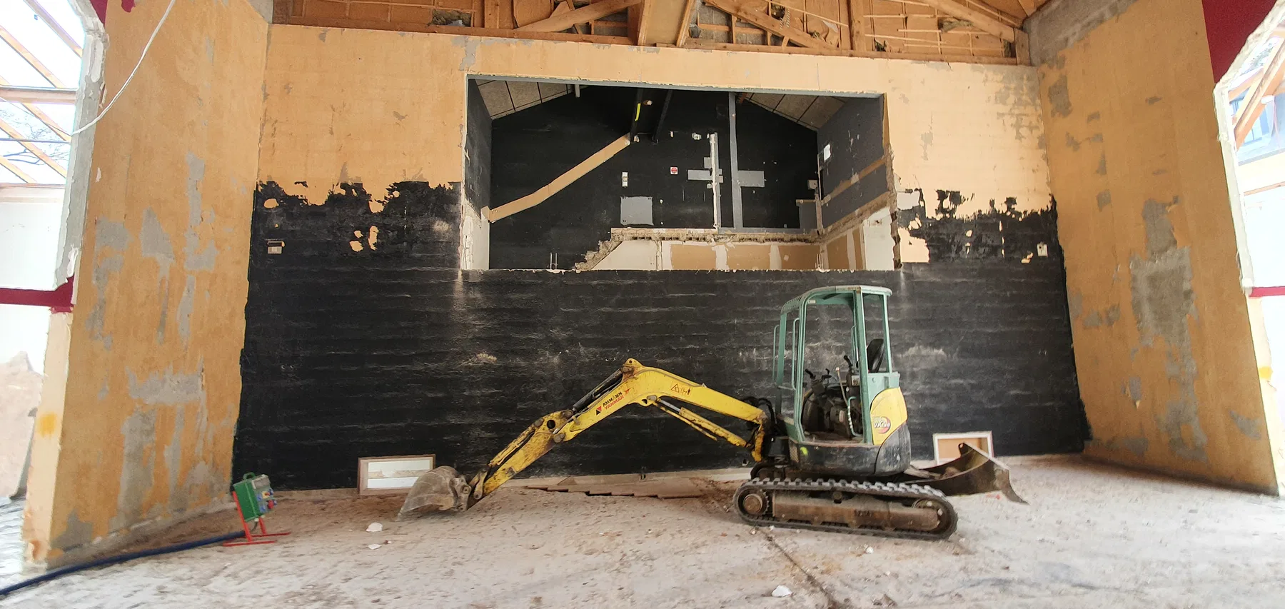 Démolition intérieure avant restructuration du centre culturel