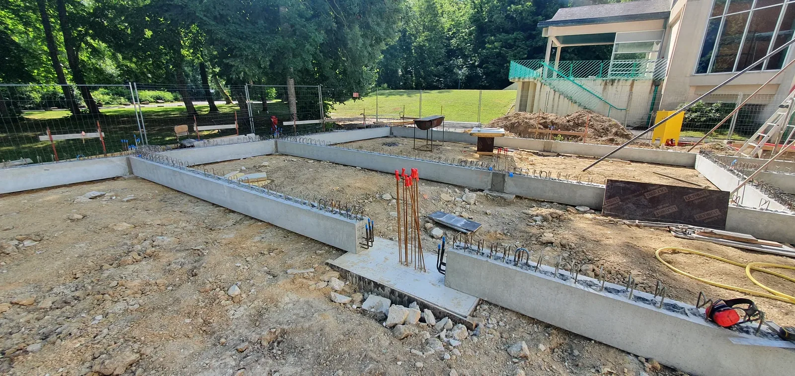 Fondations et longrines béton de l’extension du centre culturel