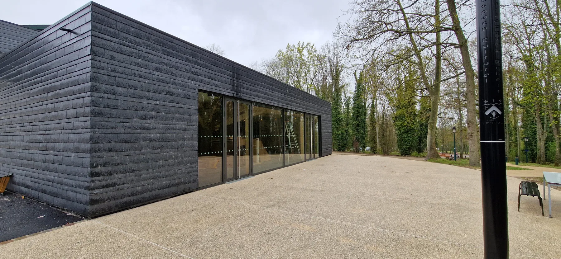Extension contemporaine du centre culturel de Mennecy après travaux