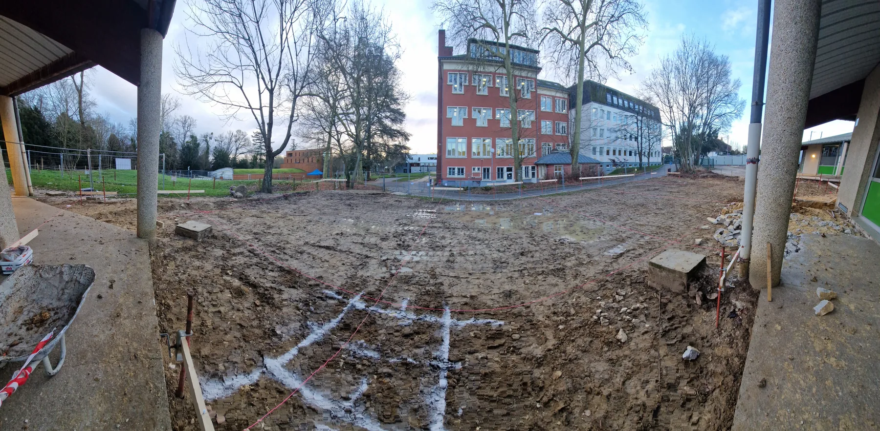 Zone extérieure avant extension du restaurant scolaire de l’Institut Saint-Pierre à Brunoy