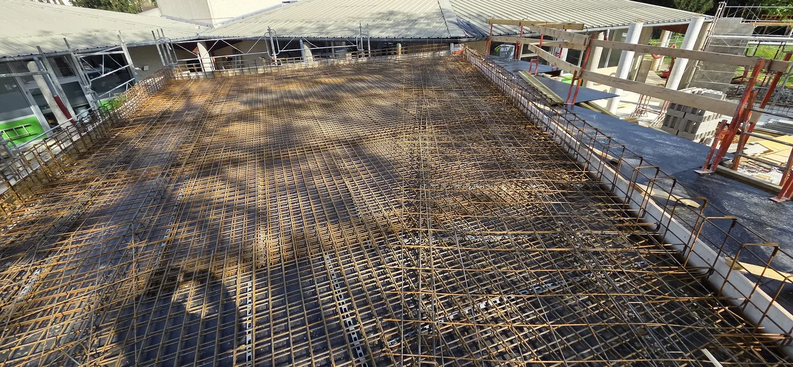 Ferraillage avant coulage d’un ouvrage béton du restaurant scolaire