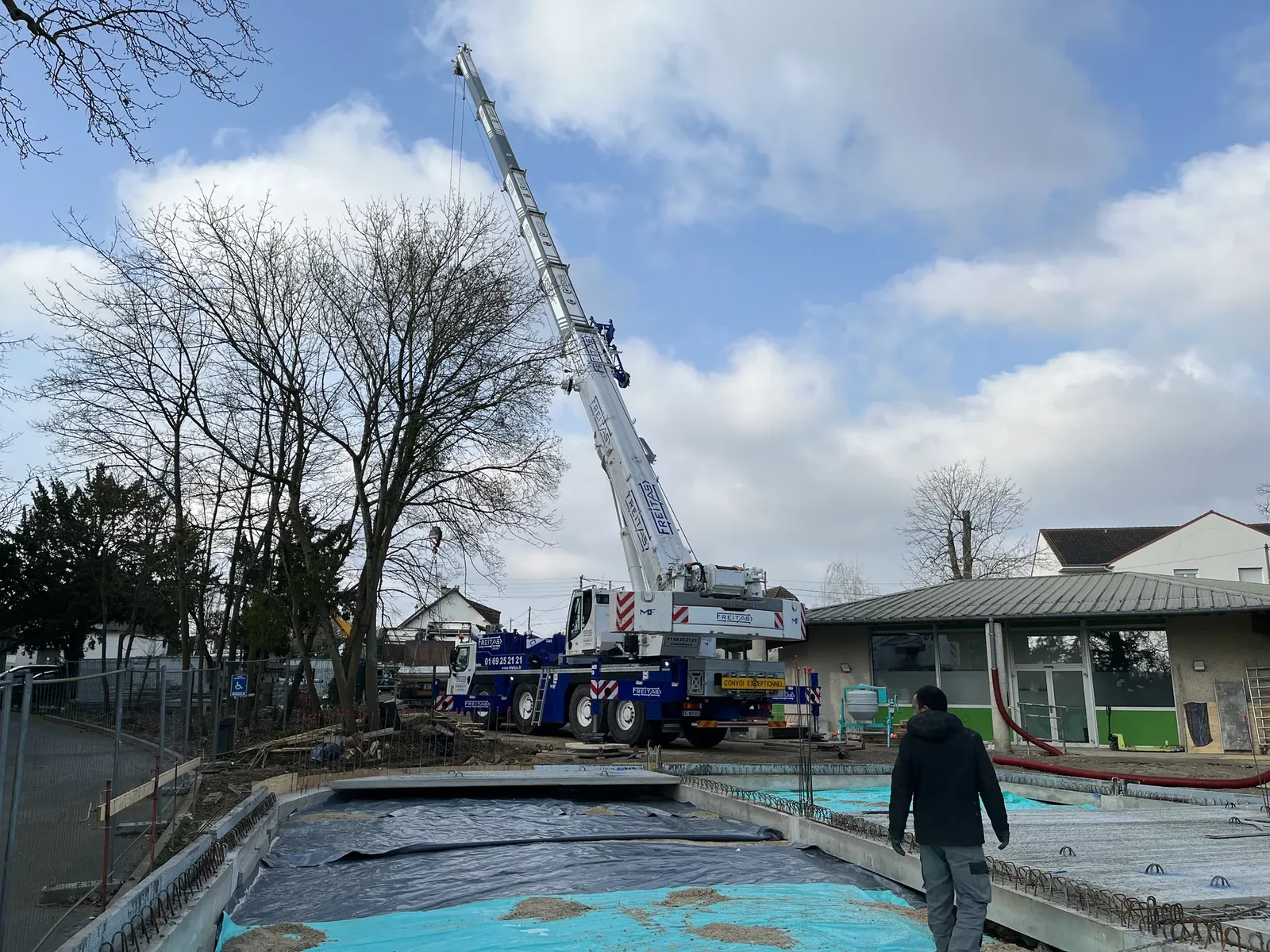 Levage d’éléments de structure sur le chantier du restaurant scolaire