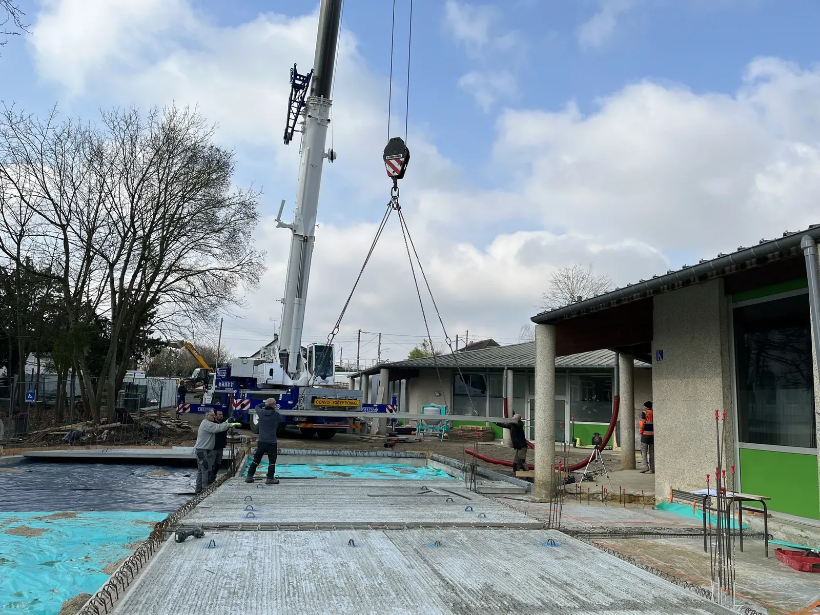Levage par grue pendant la construction de l’extension à Brunoy