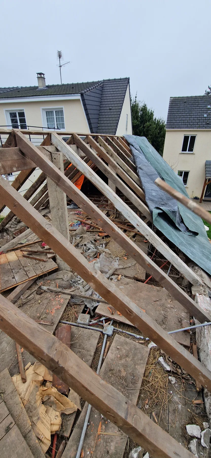 Travaux de toiture pendant la rénovation de la maison à Noiseau