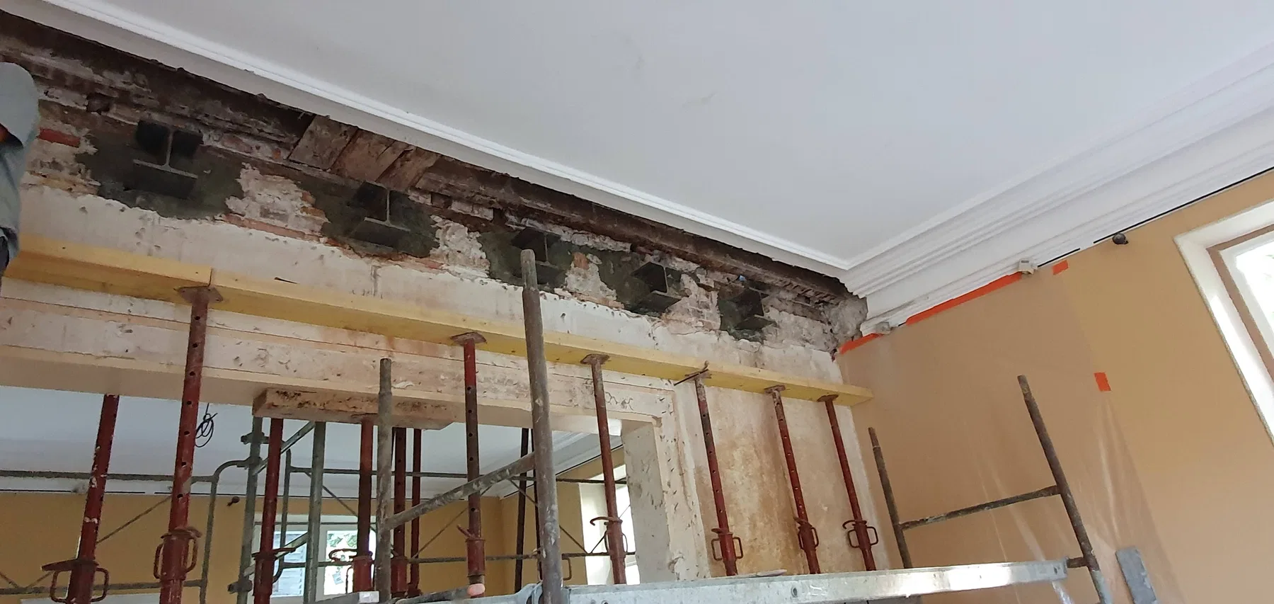 Pendant de la restructuration et des reprises de gros œuvre à Varennes-Jarcy