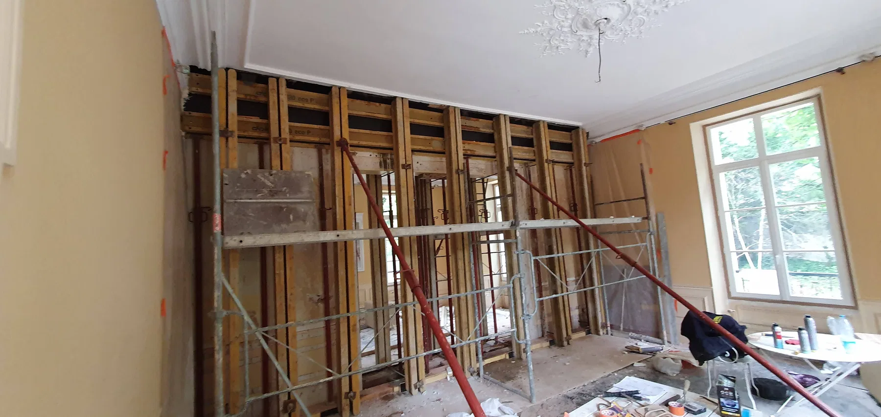 Pendant de la restructuration et des reprises de gros œuvre à Varennes-Jarcy