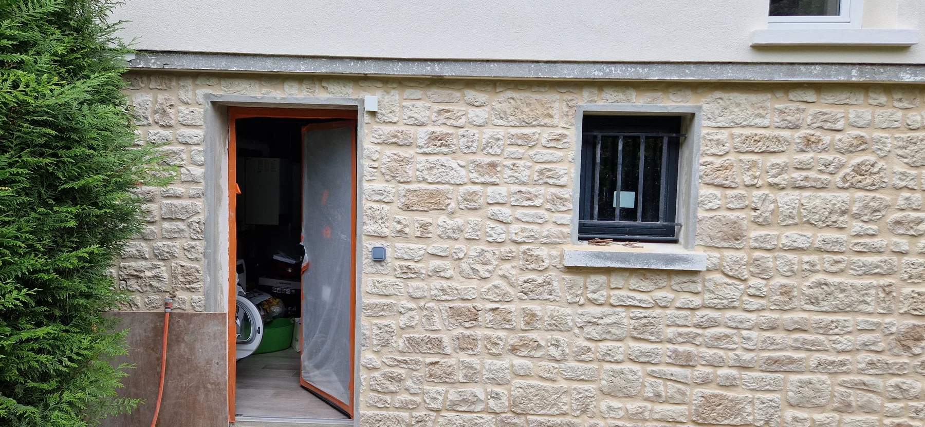 Façade en pierre rénovée de la maison au Perreux-sur-Marne