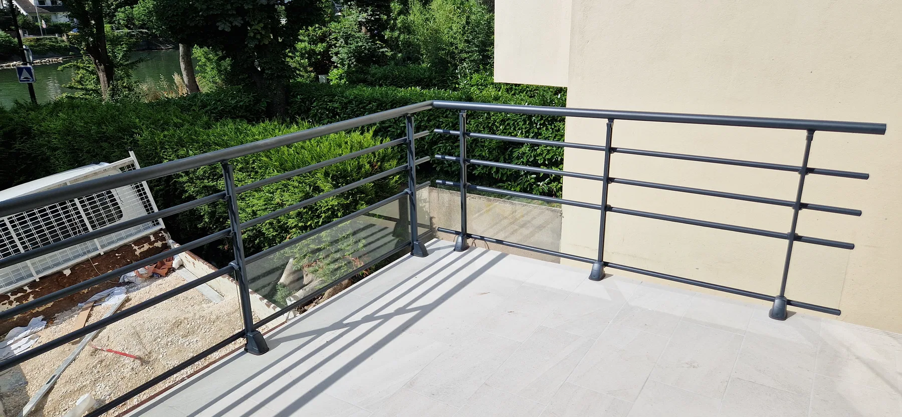 Terrasse et garde-corps après surélévation de la maison
