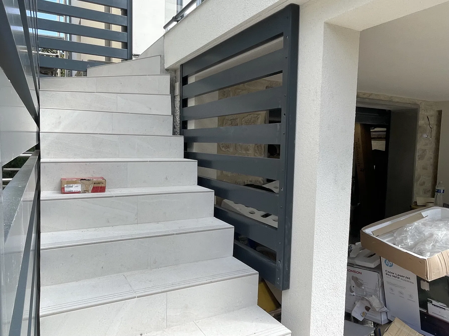 Escalier extérieur et finitions après rénovation de la maison