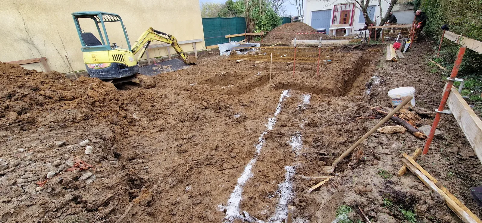 Pendant des travaux de terrassement et gros œuvre d’une maison à Servon