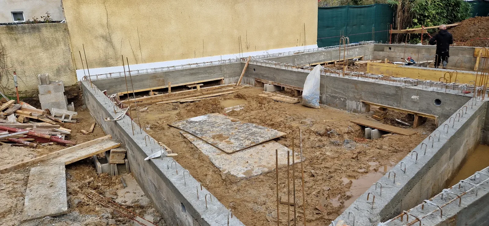 Pendant des travaux de terrassement et gros œuvre d’une maison à Servon