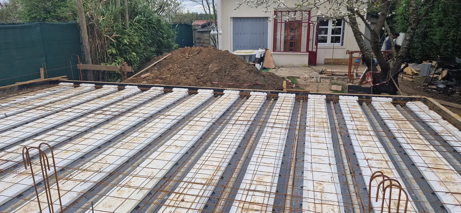 Pendant des travaux de terrassement et gros œuvre d’une maison à Servon