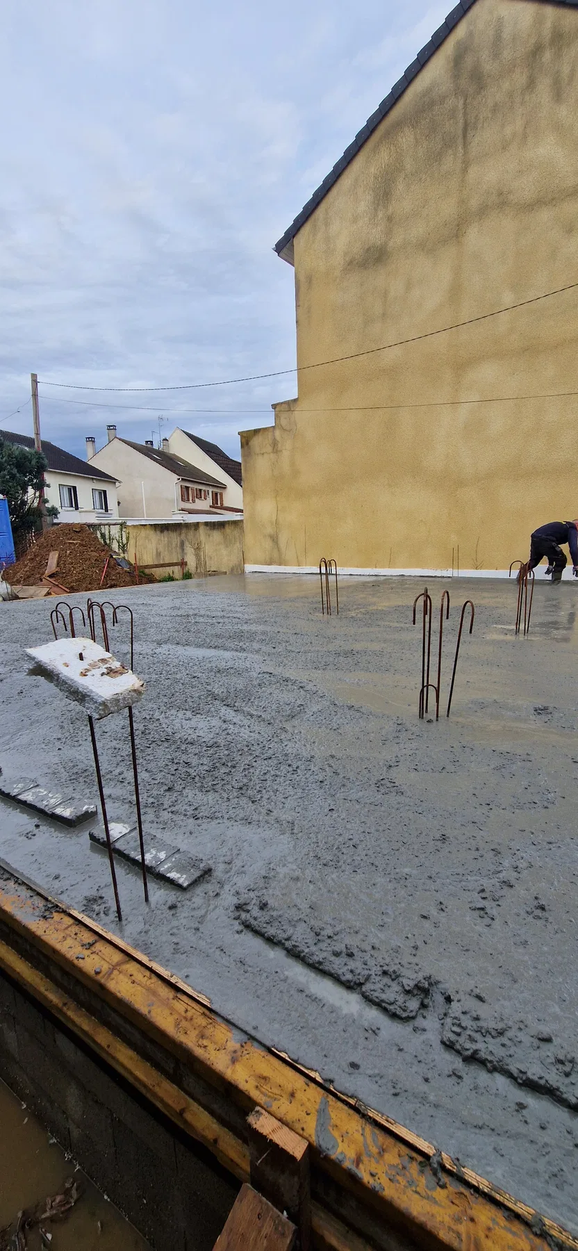 Pendant des travaux de terrassement et gros œuvre d’une maison à Servon