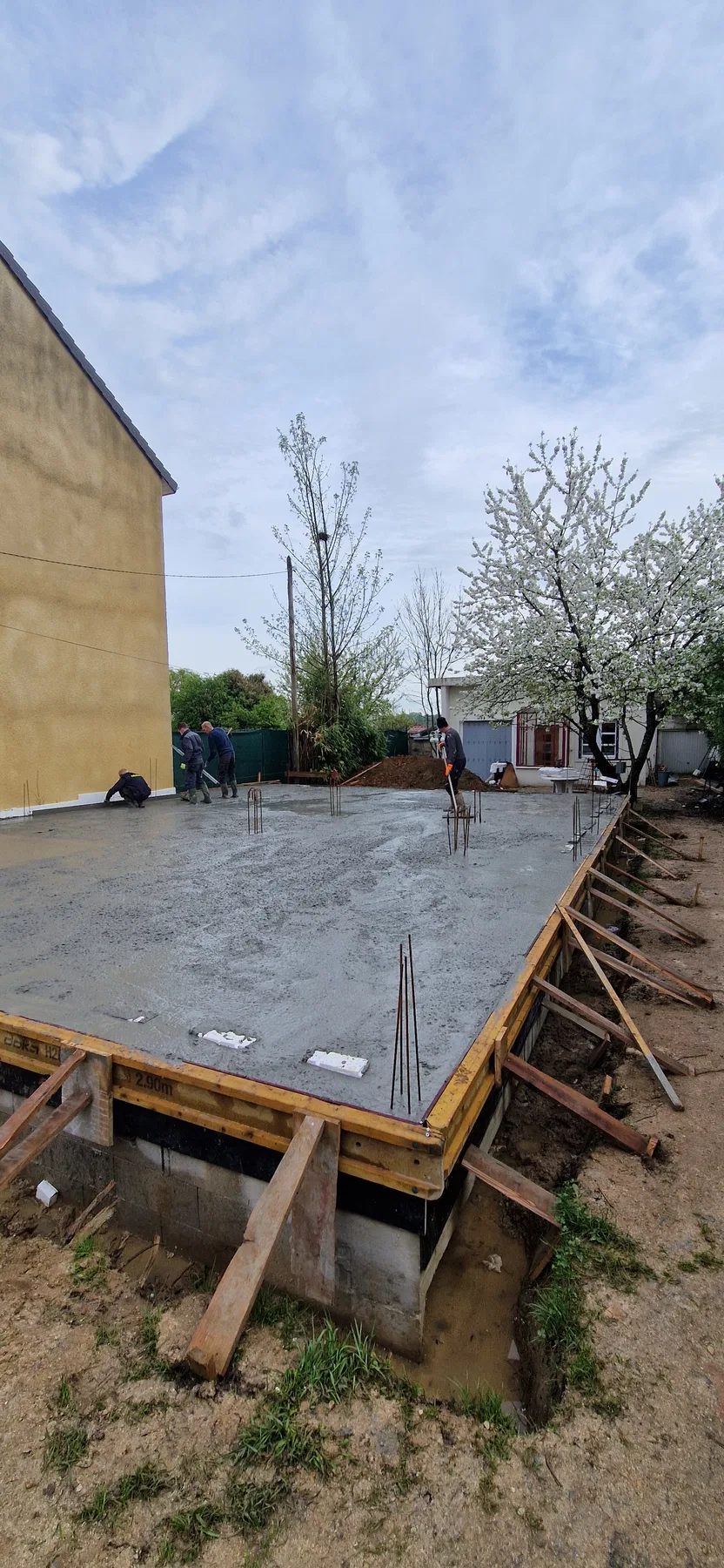 Pendant des travaux de terrassement et gros œuvre d’une maison à Servon