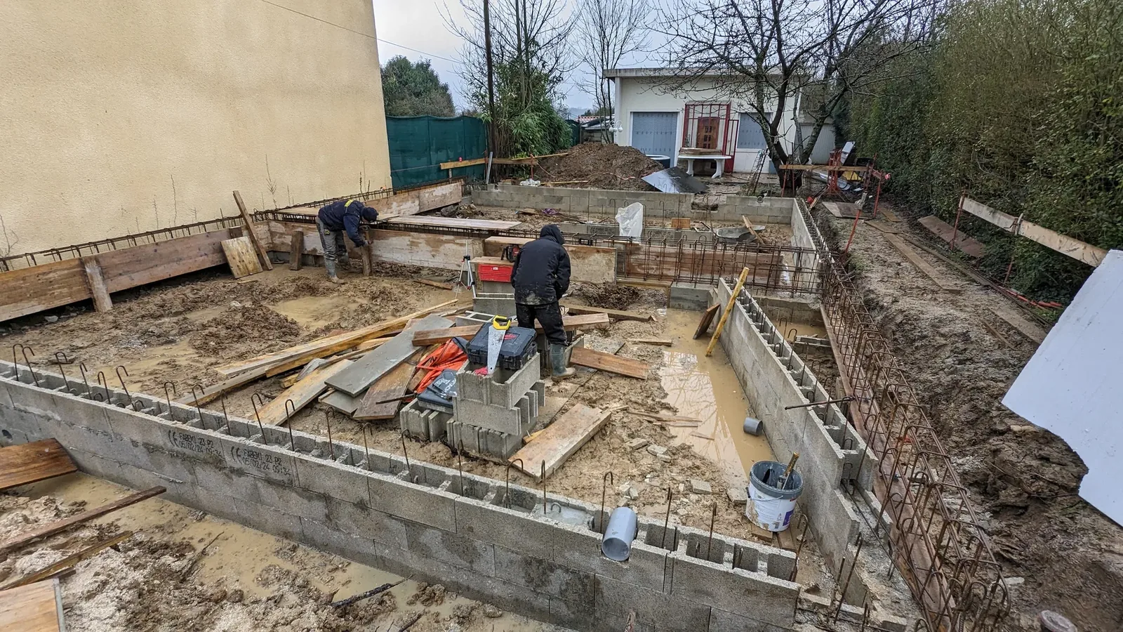 Pendant des travaux de terrassement et gros œuvre d’une maison à Servon